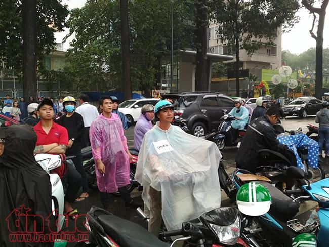 Cổ động viên TP Hồ Chí Minh đội mưa xem U23 Việt Nam ảnh 6
